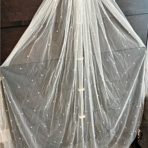 Elegant Sheer Waltz/knee Veil with Pearl Details